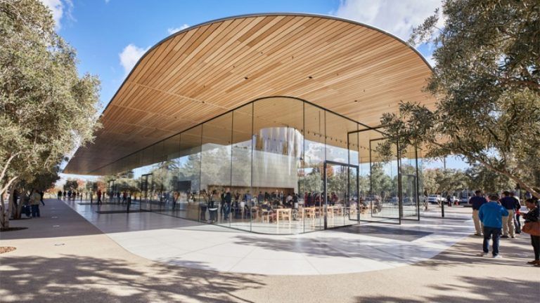 Lee más sobre el artículo Icónica merchandising en el Apple Park Visitor Center ¡Vas a querer estas playeras!