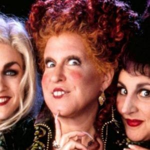 Lee más sobre el artículo ¿Se acuerdan de la película Abracadabra? ¡Las brujas se preparan para volver!