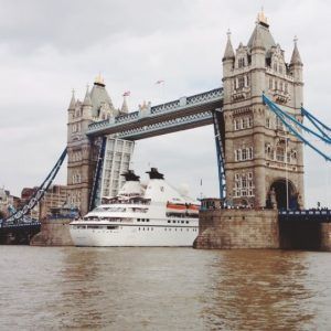 Lee más sobre el artículo Hombre ataca con un cuchillo a varias personas en el Puente de Londres