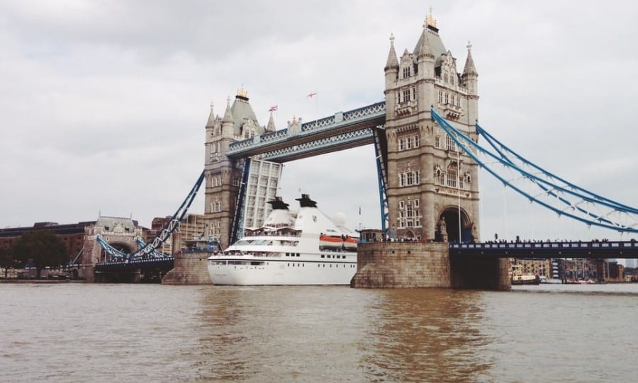 En este momento estás viendo Hombre ataca con un cuchillo a varias personas en el Puente de Londres