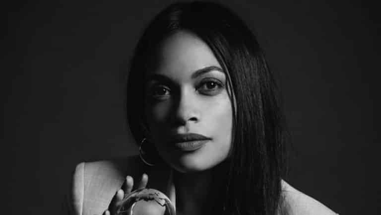 Lee más sobre el artículo The Mandalorian: Rosario Dawson alza la mano para ser Ahsoka Tano