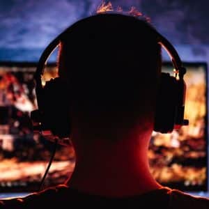 Lee más sobre el artículo Historias de un gamer: Se pone a jugar solo Apex Legends en pantalla del aeropuerto