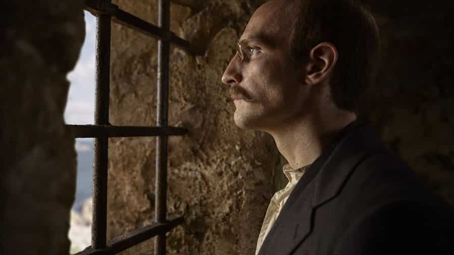El personaje de Dreyfus lo interpreta el actor Louis Garrel