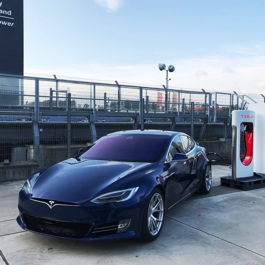 Los autos Tesla intentan transitar hacia la conducción autónoma total