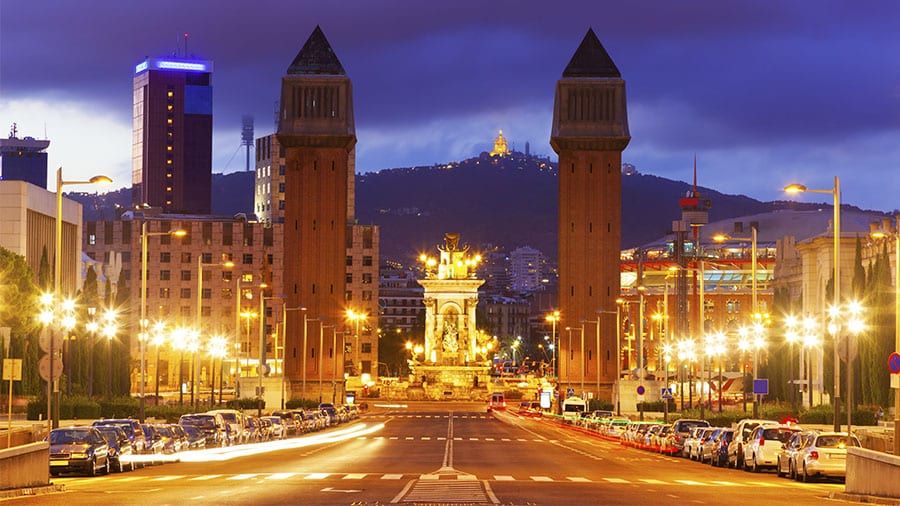 Vista de noche de la ciudad de Barcelona, España