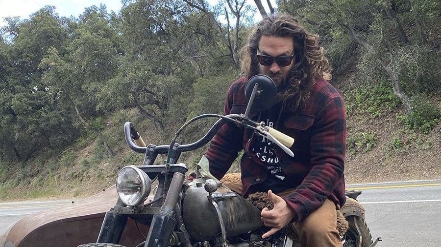 Jason Momoa a bordo de una motocicleta