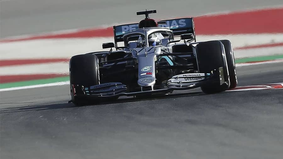 Monoplaza de Mercedes en plena carrera de la Fórmula 1