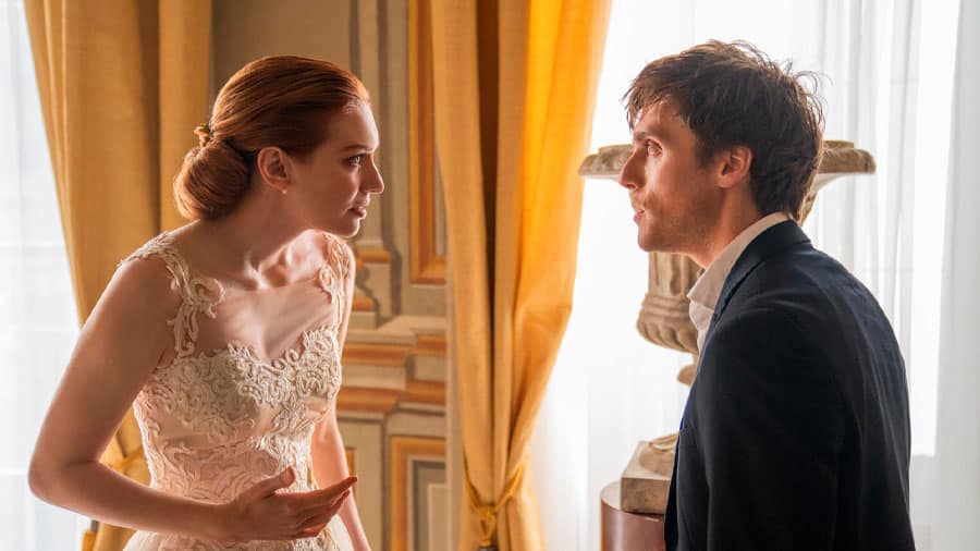 Sam Claflin y Eleanor Tomlinson en Amor Boda Azar