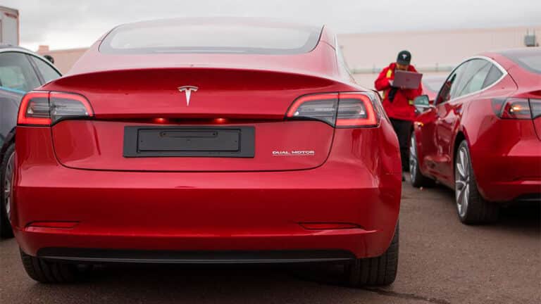 Lee más sobre el artículo Elon Musk estalla por no poder abrir las fábrica de Tesla en California