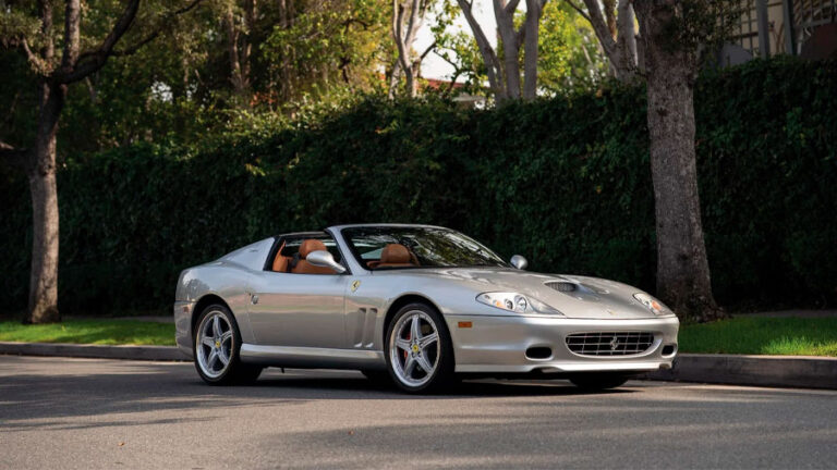 Lee más sobre el artículo Sale a subasta un Ferrari 575M Superamerica, un convertible con techo retráctil de cristal