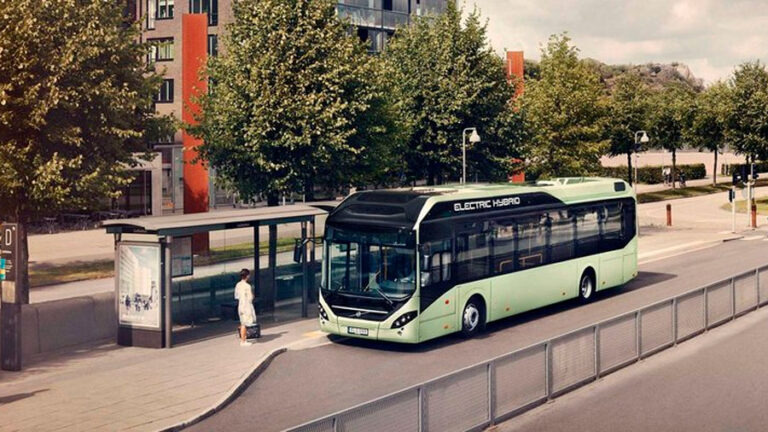 Lee más sobre el artículo Bruselas compra flota de autobuses híbridos Volvo rumbo a la movilidad sustentable