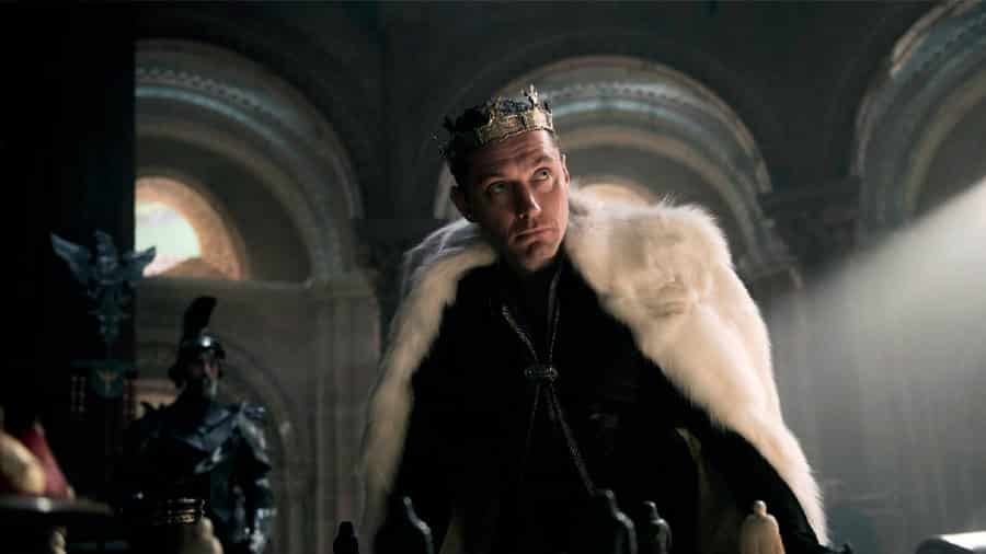 El actor Jude Law da vida al malévolo rey Vortigen