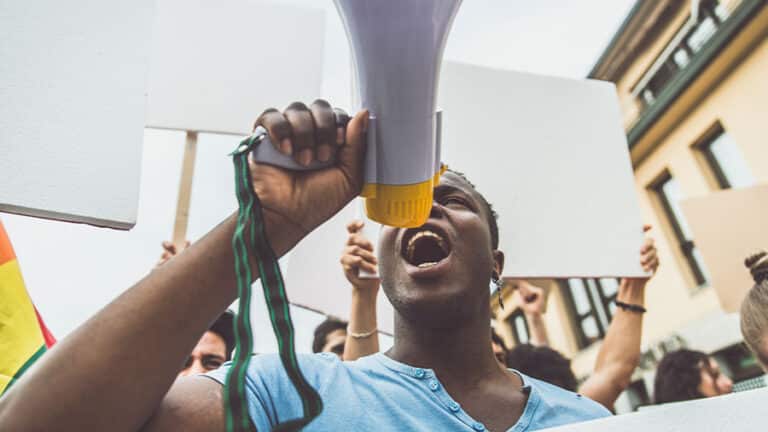 Lee más sobre el artículo La Academia protesta contra el racismo, pero desata críticas y reclamos