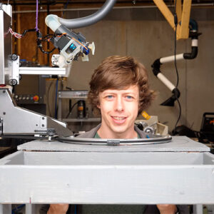 Lee más sobre el artículo Joven construye su propio robot para cortar el pelo ¡Mira cómo funciona!
