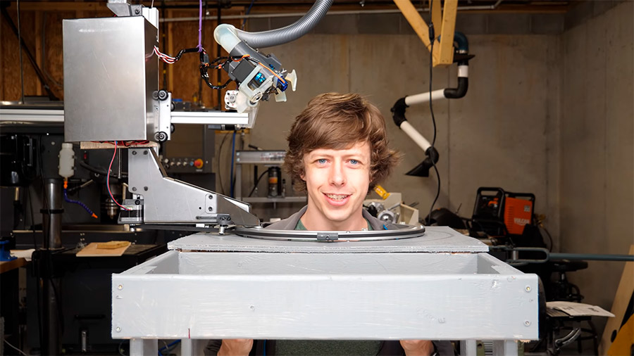 En este momento estás viendo Joven construye su propio robot para cortar el pelo ¡Mira cómo funciona!