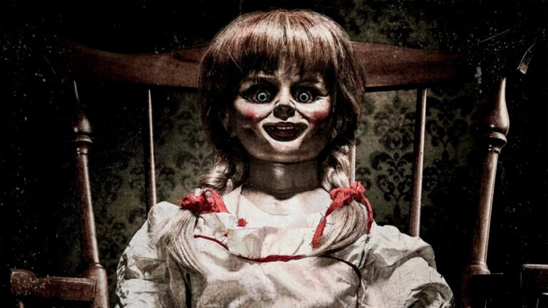 Lee más sobre el artículo ¿Realmente escapó Annabelle del museo de los Warren?