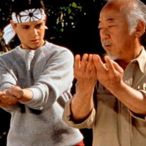 Lee más sobre el artículo ‘More than Mr Miyagi’ estrena tráiler ¡gran homenaje para Pat Morita!