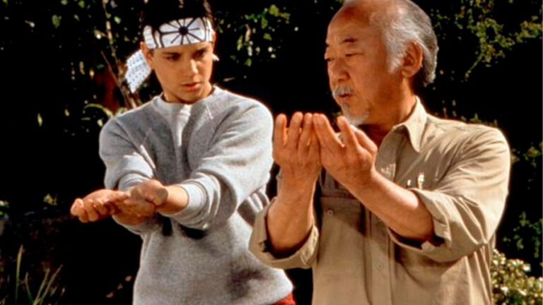 Lee más sobre el artículo ‘More than Mr Miyagi’ estrena tráiler ¡gran homenaje para Pat Morita!