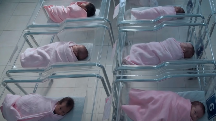 Un intercambio de bebés por error en el hospital da paso a toda la trama / Netflix