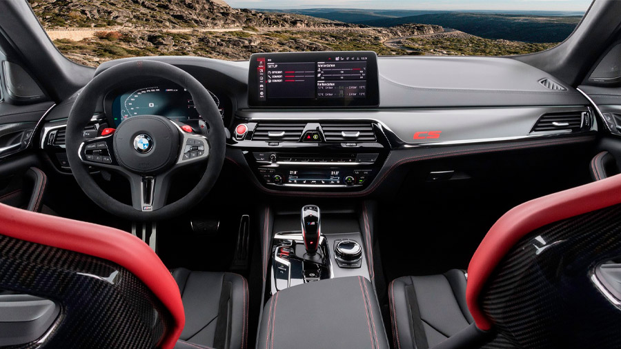 El interior también tiene múltiples detalles en fibra de carbono para rebajar el peso y dotarle de mayor exclusividad / Foto: BMW