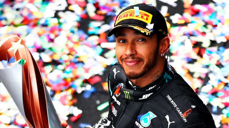 Lee más sobre el artículo Fórmula 1: Lewis Hamilton firma con Mercedes para la Temporada 2021