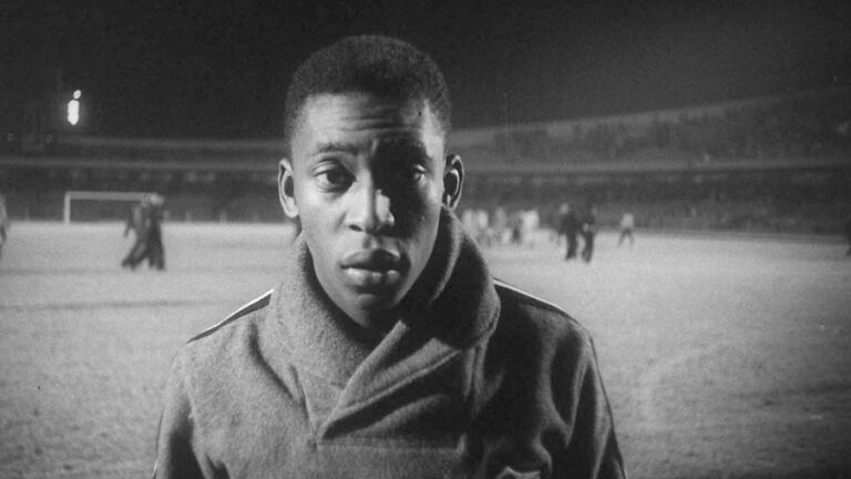 Lee más sobre el artículo Pelé: Sinopsis, tráiler, curiosidades y crítica ¡Un documental sobre la leyenda!