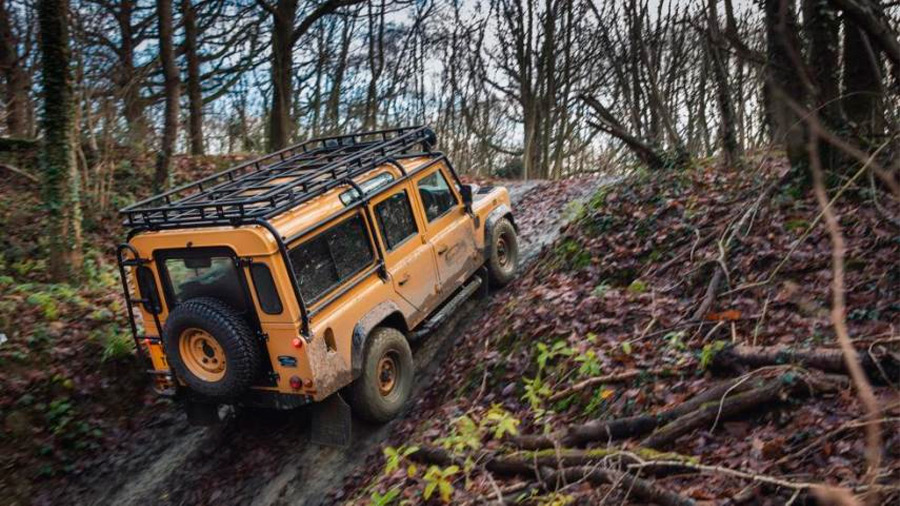 La Land Rover Defender Works V8 Trophy rinde tributo al mítico Camel Trophy