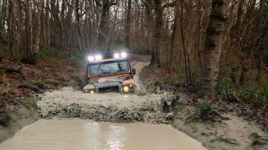 Tiene numerosos elementos que le dan gran carácter y personalidad para el off-road