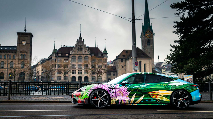 La obra que decora la carrocería del Porsche Taycan fue realizada por Richard Phillips