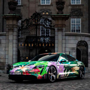 Lee más sobre el artículo ¡Sale a subasta el exclusivo Porsche Taycan Artcar decorado por Richard Phillips!