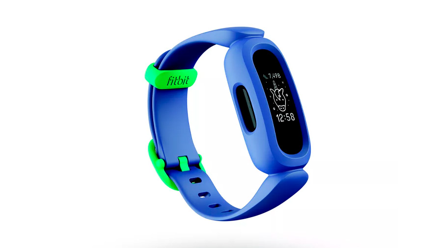 La Fitbit Ace 3 tiene un diseño de líneas curvadas