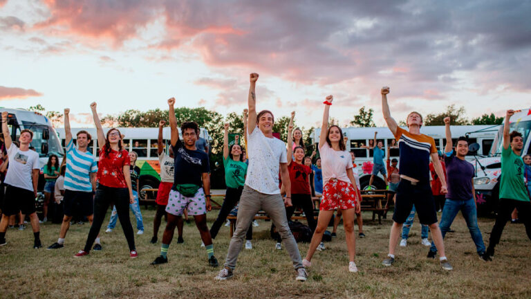 Lee más sobre el artículo El campamento de mi vida: Sinopsis, tráiler, reparto y crítica ¡Un romance musical para adolescentes!