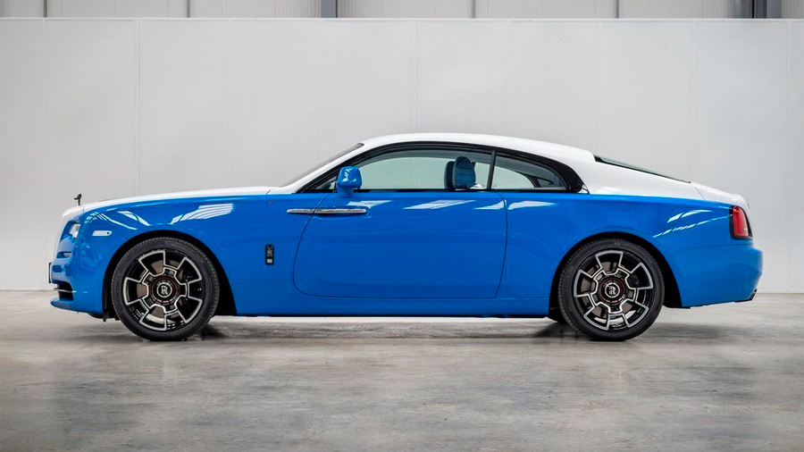 El Rolls-Royce Wraith Badge Pop Explosion lleva la carrocería en Bespoke GT Blue con detalles en Arctic White