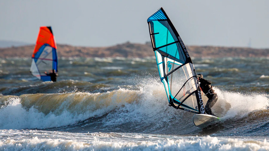 La práctica del windsurf ofrece varios beneficios