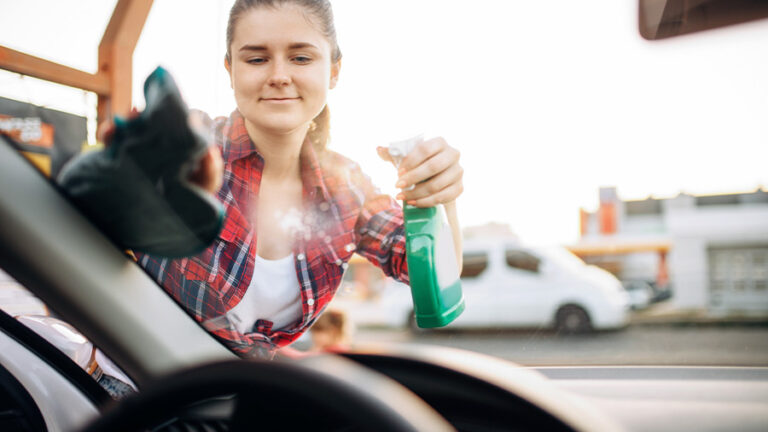 Lee más sobre el artículo ¿Por qué deberías aplicar un tratamiento antilluvia al limpiaparabrisas de tu coche?