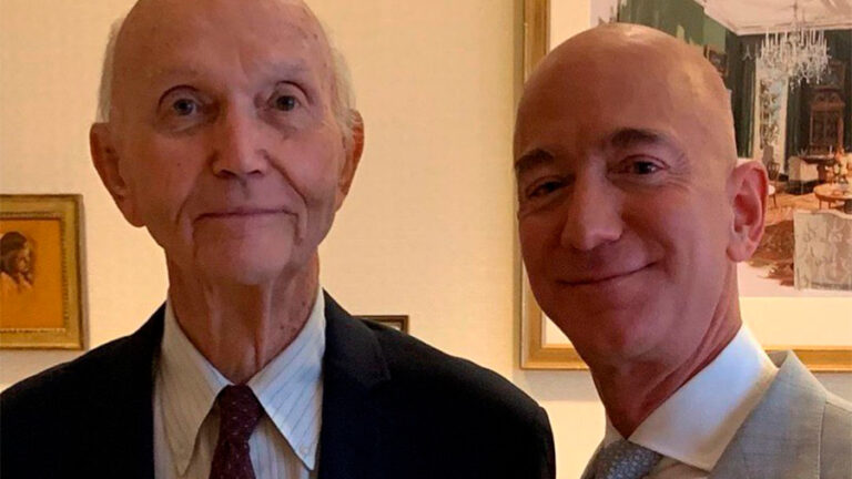 Lee más sobre el artículo Este hombre pagó 28 millones de dólares por viajar con Jeff Bezos al espacio