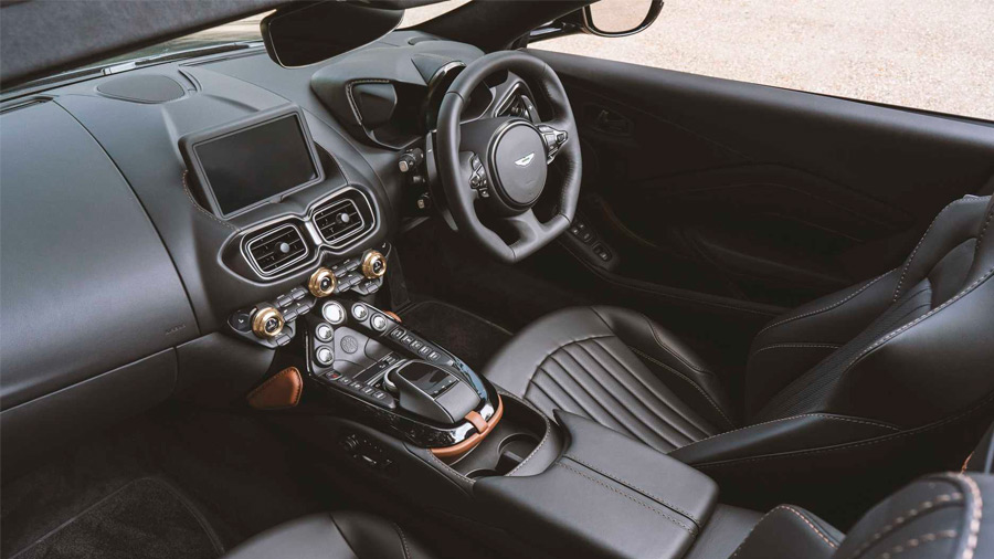 El interior del coche presume detalles en color cobre
