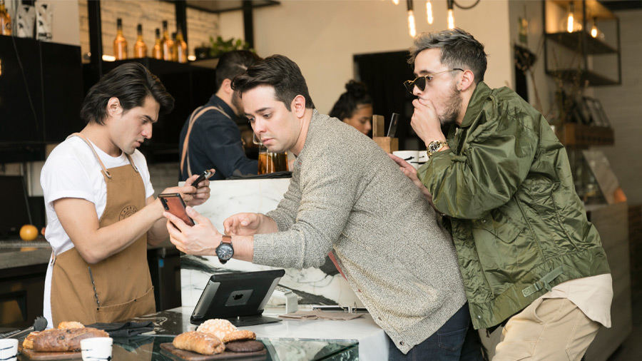 Fondeados presenta la historia de un par de millennials que son un caos en su vida profesional