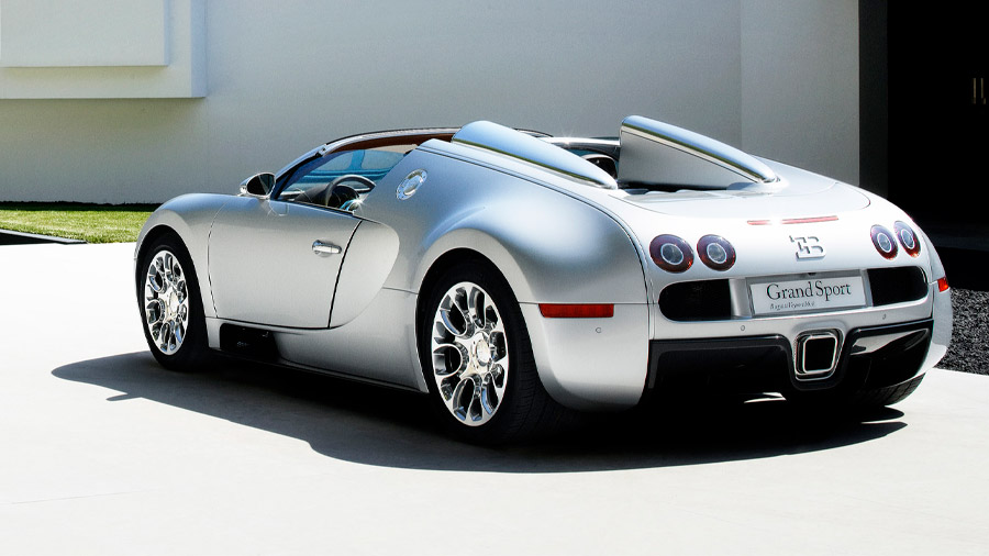 El Bugatti Veyron Grand Sport restaurado presume una pintura blanca plateada con acabado metalizado