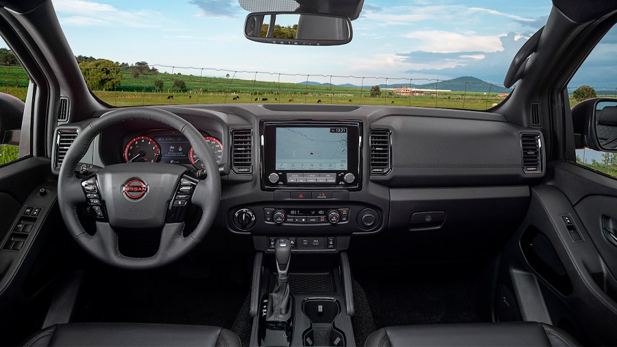 El interior de la Nissan Frontier V6 PRO-4X 2022 destaca por su estilo robusto