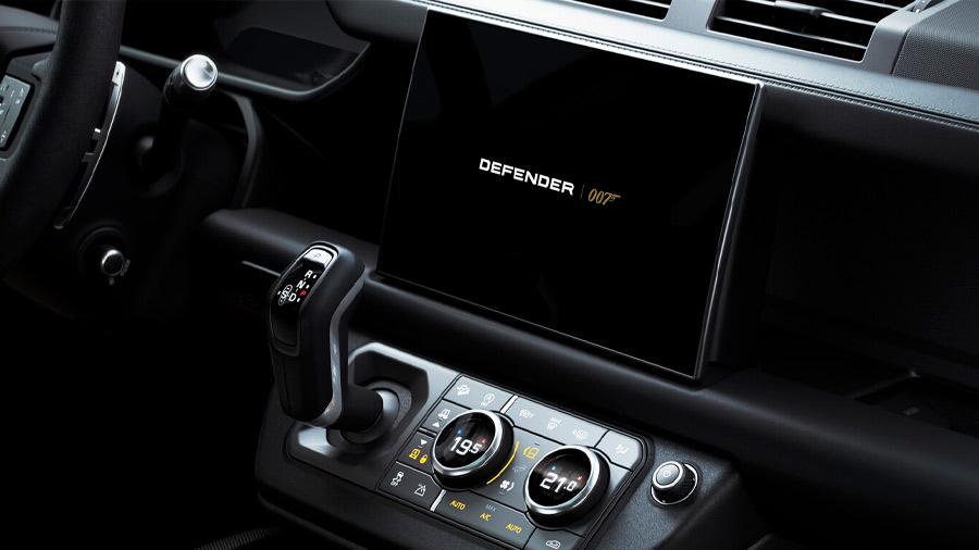 La Land Rover Defender V8 Bond Edition incorpora una pantalla con animación inicial sobre el 007