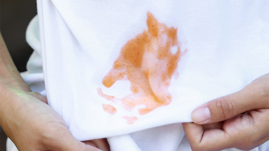 Cómo limpiar la ropa manchada de salsa?