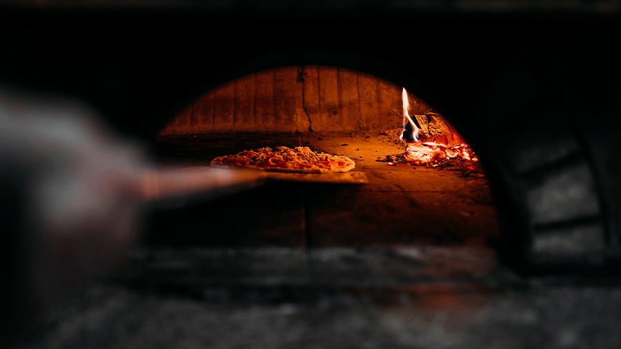 Las pizzas en horno de leña tiene un sabor único