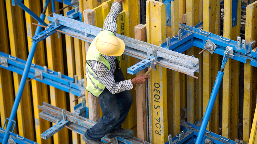 Es fundamental que los trabajadores implementen las mejores prácticas para reducir riesgos de accidentes por trabajos en alturas