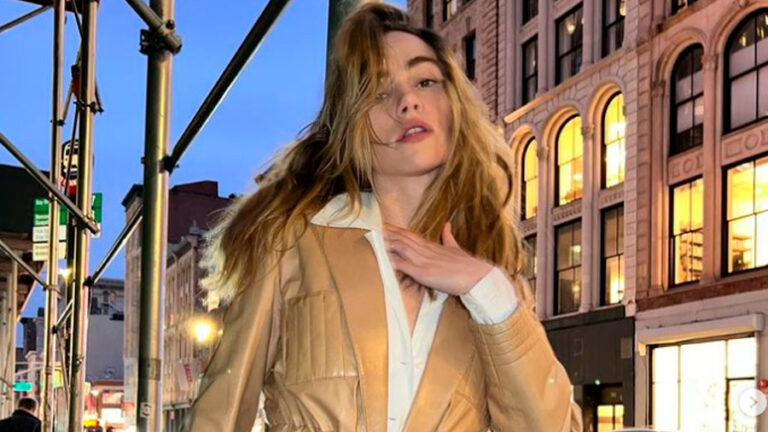 Lee más sobre el artículo Suki Waterhouse, la modelo que conquistó a Robert Pattinson