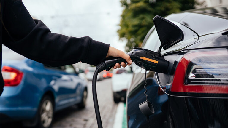 Lee más sobre el artículo ¿Prohibirá España la publicidad de autos de gasolina y diésel?