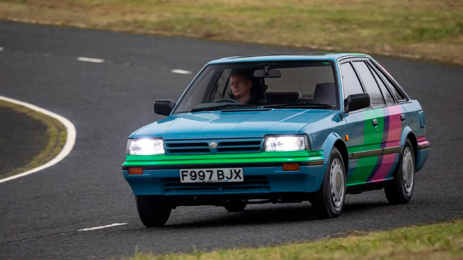 El vehículo retoma la estética del clásico Nissan Bluebird