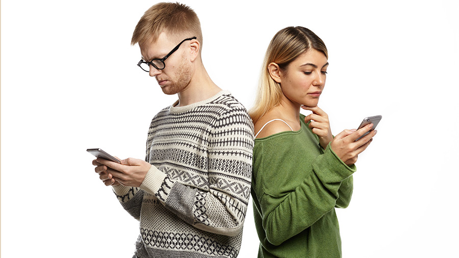 Hombre y mujer usando celular