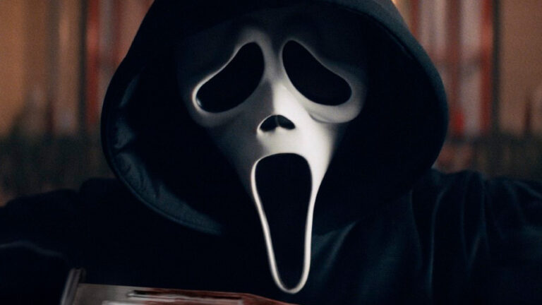 Lee más sobre el artículo Scream: Sinopsis, tráiler, reparto, curiosidades y crítica ¡Un tributo a la memoria de Wes Craven!