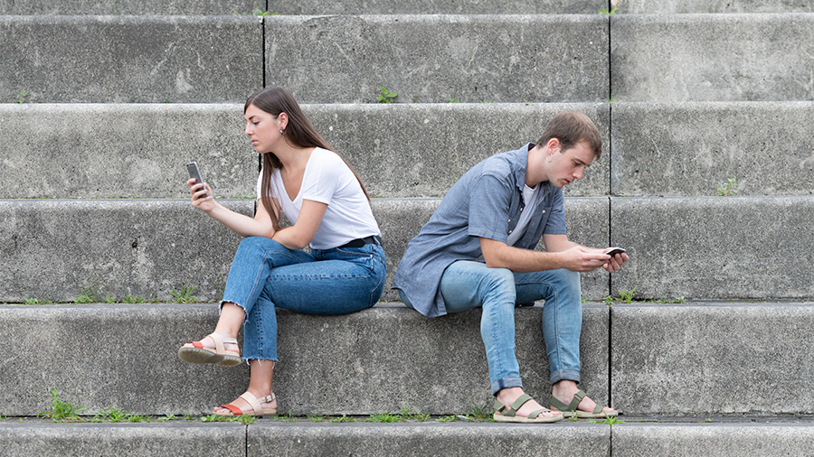 Una señal de infoxicación podría ser si tu vida digital está afectando tus relaciones personales